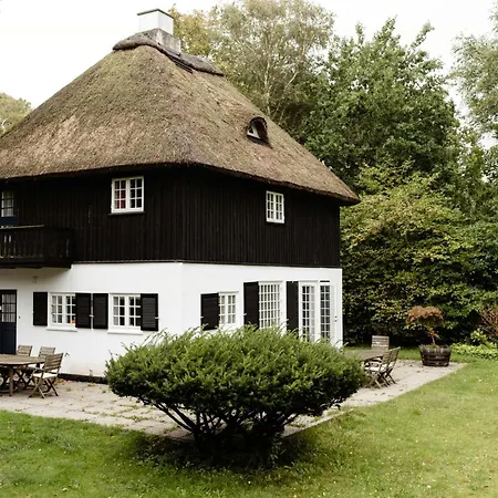 Thatched Architecture With Nature And Peace بيت للعطل