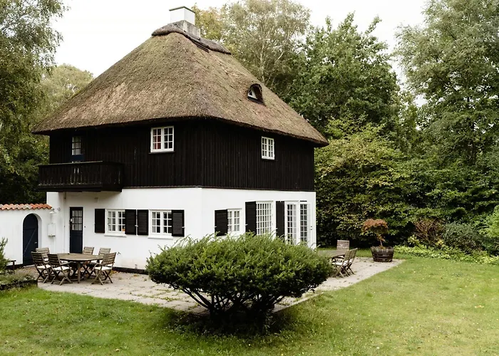 Thatched Architecture With Nature And Peace Сasa de vacaciones